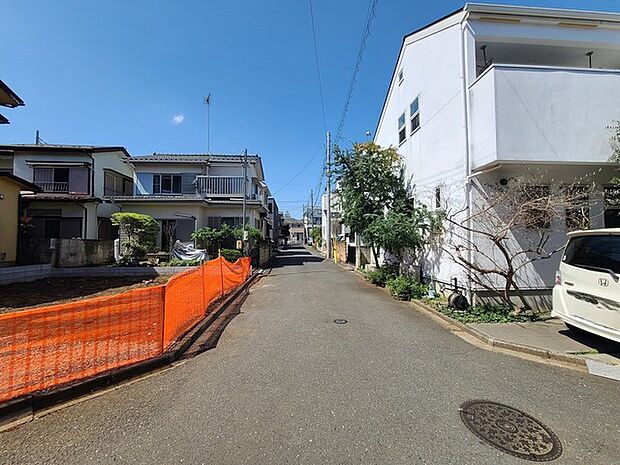 戸建てが立ち並ぶ静かな住宅街。四季折々の移り変わりを感じながら自然と楽しみ、暮らす、そんな毎日を日々の中で感じられる住環境