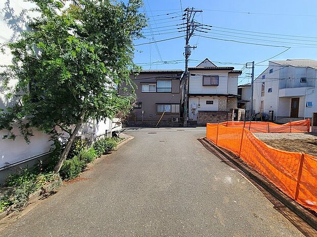 戸建てが立ち並ぶ静かな住宅街。四季折々の移り変わりを感じながら自然と楽しみ、暮らす、そんな毎日を日々の中で感じられる住環境
