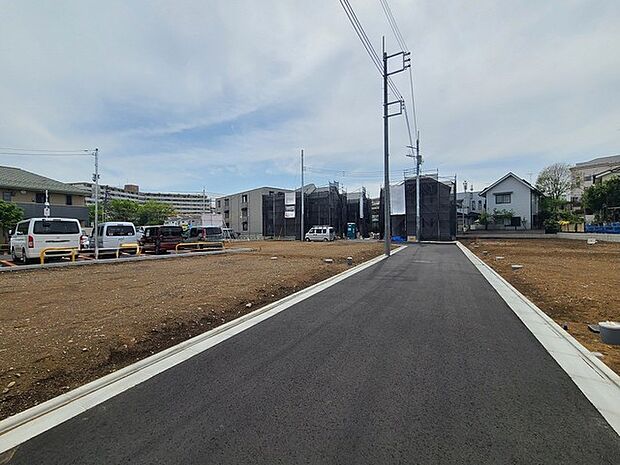 戸建てが立ち並ぶ静かな住宅街。四季折々の移り変わりを感じながら自然と楽しみ、暮らす、そんな毎日を日々の中で感じられる住環境
