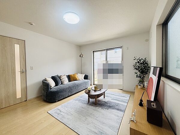 大きな開口部から明るい光が差し込むリビング。日中の室内の明るさがこの部屋の魅力です。