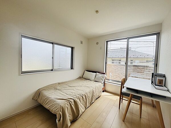 大きな開口部から明るい光が差し込む、日中の室内の明るさがこの部屋の魅力です。