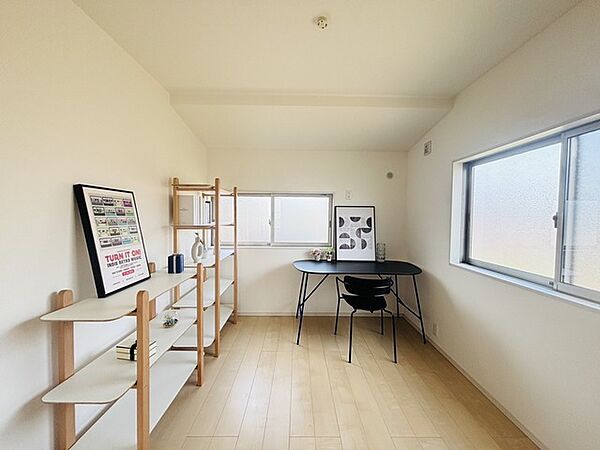 大きな開口部から明るい光が差し込む、日中の室内の明るさがこの部屋の魅力です。