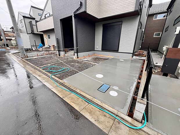 前面道路は広く、駐車がしやすいです。駐車スペース2台分ございます。