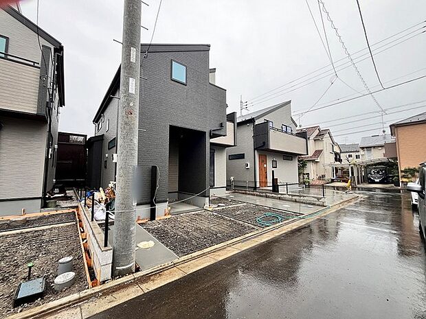 周辺の街並み 同開発分譲地内手前から3号棟.2号棟.1号棟 前面道路は通り抜けができないため、交通量が少なく静かな住環境です。 (25m)