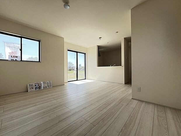 爽やかな木目調の床と、広々とした空間が、心地よい開放感と落ち着きをもたらします。窓の外に広がる景色とともに、穏やかな日々がここから始まります