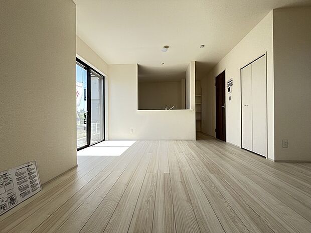 温かみのある木目調の床と、柔らかな光が心地よい、洗練された空間。開放感あふれる窓からは、外の景色も室内に優しく溶け込み、穏やかな時間を演出します。