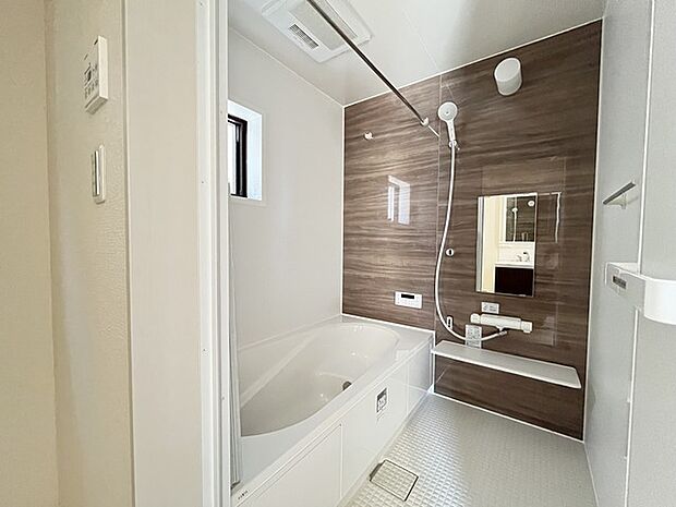 落ち着いた色味の浴室で1日の疲れをゆっくりと癒してください。