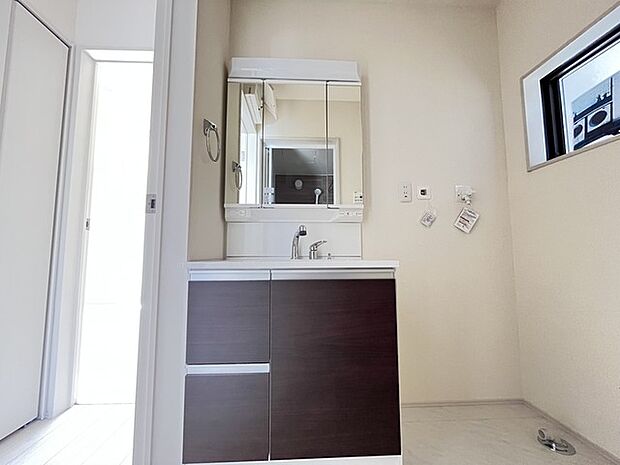 お出かけ前の身だしなみに一歩差がつく三面鏡。ミラー裏にはたっぷり収納もございます。