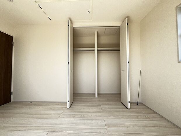 広々収納で、仕事着、普段着をまとめて収納できます。