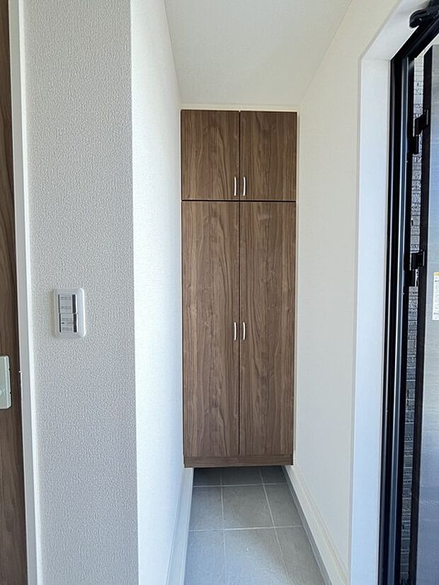 明るく開放的な玄関、靴の脱ぎ履きもしやすく、収納も豊富でご家族皆様の靴をスッキリ収納できます。