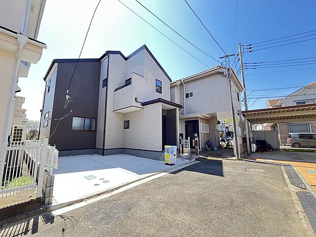 青空の下、整然と並ぶ窓が印象的な、静かで落ち着いた佇まい。日々の暮らしに穏やかな安らぎをもたらす、心地よい空間が広がります