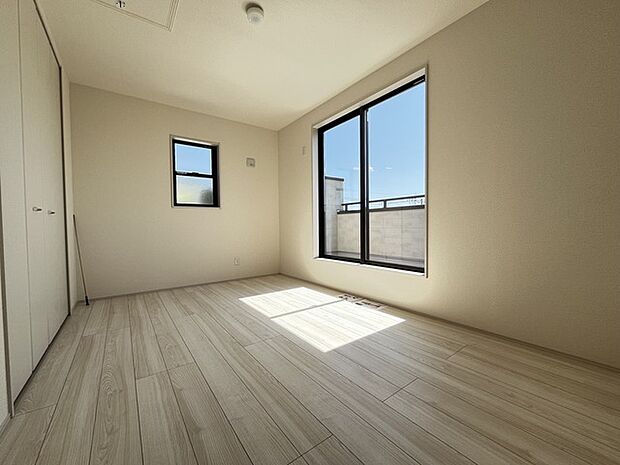 どんな家具にでも相性が良い清潔感ある白色調のクロスを採用。主張しすぎない配色、耐久性にも優れた床材は日々のメンテナンスも楽に、快適に過ごして頂けるよう考えられています。