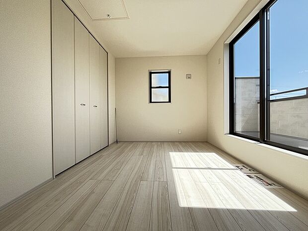 ゆとりの6.7帖ある寝室、陽光が入りやすく朝の目覚めも気持ち良く起こしてくれます。