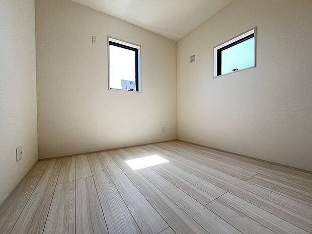 今からここを誰のお部屋にしようか、そんな洋室。大きさは4.5帖です。