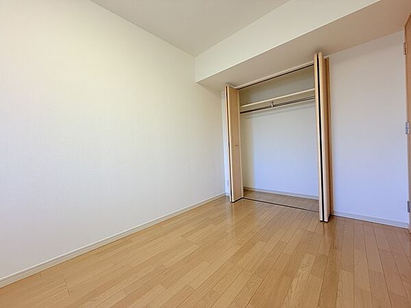 衣類の整理整頓に嬉しいクローゼット付きのお部屋。お子様のお部屋としても便利です。