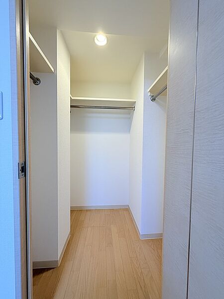 どんな家具にでも相性が良い清潔感ある白色調のクロスを採用。主張しすぎない配色、耐久性にも優れた床材は日々のメンテナンスも楽に、快適に過ごして頂けるよう考えられています。