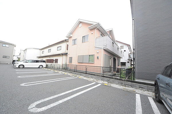 周辺の街並み 敷地の裏側は現在駐車場の為、解放感があります。（30m）