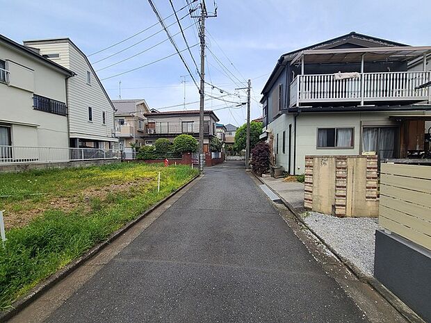 戸建てが立ち並ぶ静かな住宅街。四季折々の移り変わりを感じながら自然と楽しみ、暮らす、そんな毎日を日々の中で感じられる住環境 