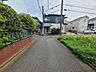 周辺：周辺のまちなみ 戸建てが立ち並ぶ静かな住宅街。四季折々の移り変わりを感じながら自然と楽しみ、暮らす、そんな毎日を日々の中で感じられる住環境 （30m）