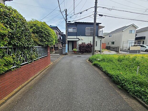 周辺のまちなみ 戸建てが立ち並ぶ静かな住宅街。四季折々の移り変わりを感じながら自然と楽しみ、暮らす、そんな毎日を日々の中で感じられる住環境 (30m)