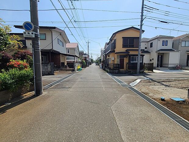 6m幅員の道路に面しておりお車の運転が苦手な方でも安心して出入りいただけます。