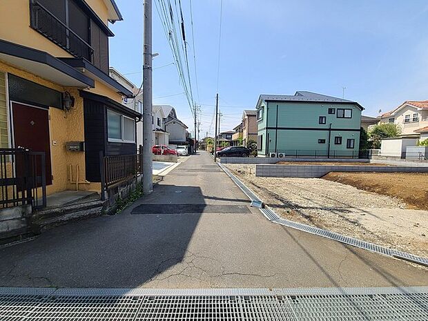 戸建てが立ち並ぶ静かな住宅街。四季折々の移り変わりを感じながら自然と楽しみ、暮らす、そんな毎日を日々の中で感じられる住環境 