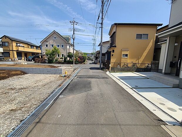 戸建てが立ち並ぶ静かな住宅街。四季折々の移り変わりを感じながら自然と楽しみ、暮らす、そんな毎日を日々の中で感じられる住環境