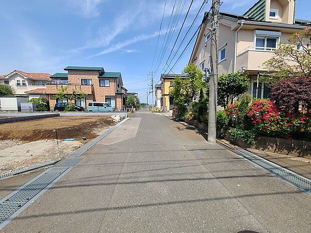 戸建てが立ち並ぶ静かな住宅街。四季折々の移り変わりを感じながら自然と楽しみ、暮らす、そんな毎日を日々の中で感じられる住環境 