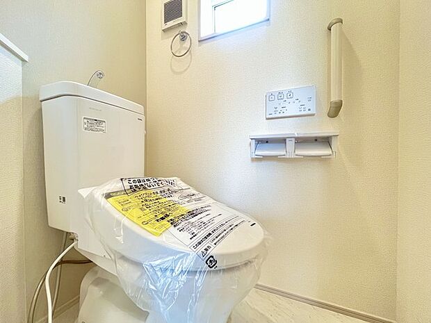 ウォシュレット機能付きのトイレ。換気のしやすい窓付きで、収納もあり実用性も兼ね備えた造り。 