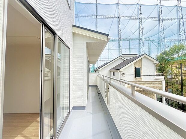 南側のお部屋から出入りできる、奥行きのあるワイドバルコニー。心地よい陽射しと暖かな風を楽しむことが出来ます。 