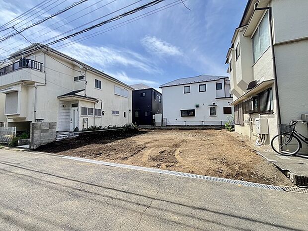 戸建てが立ち並ぶ静かな住宅街。四季折々の移り変わりを感じながら自然と楽しみ、暮らす、そんな毎日を日々の中で感じられる住環境