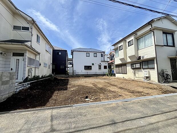 南側のお部屋から出入りできる、奥行きのあるワイドバルコニー。心地よい陽射しと暖かな風を楽しむことが出来ます。