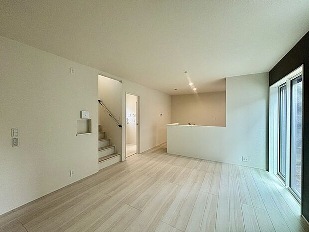 家族が一番集まる場所だから広々としつつも素敵な空間であって欲しい。皆がくつろぐリビングからキッチンまでが一つに繋がる空間。 