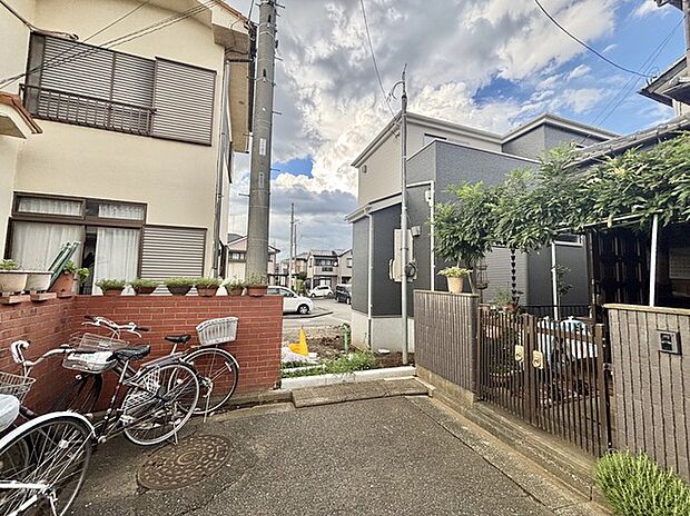 南側の道路からの出入りできます。