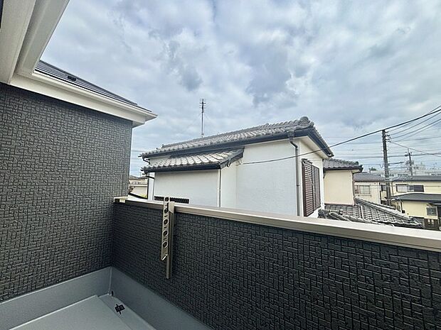 広めのバルコニーは風通しも良くお洗濯物もしっかりと干すことができます！ 
