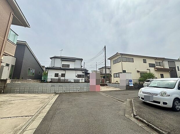周辺の街並み 戸建てが立ち並ぶ静かな住宅街。四季折々の移り変わりを感じながら自然と楽しみ、暮らす、そんな毎日を日々の中で感じられる住環境 （30m）