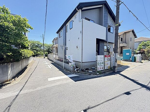 北側の道路の先は柳瀬川沿いの遊歩道です。