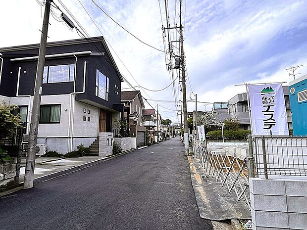 穏やかな街並みに調和する、洗練された佇まい。周囲の緑とも心地よく響き合い、日々を彩る落ち着いた住環境がここにあります