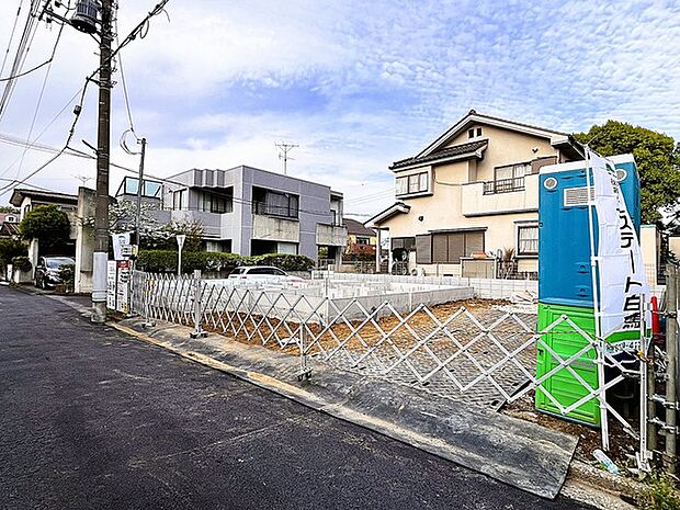 前面道路は広く、角地の為視界がよく駐車がしやすいです。駐車スペース3台分ございます。