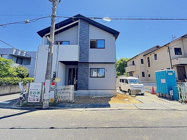 南側は並列2台分の駐車スペースです。 沢山の光も入り、明るい邸宅です。
