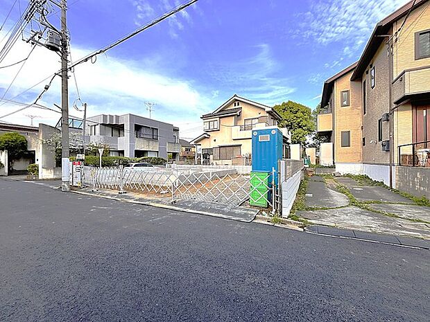 6m幅員の道路に面しておりますが、車どおりが少なく静かな住宅街です