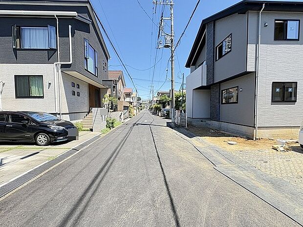 西側の道路は6mあるので、車のすれ違いもスムーズに行えます。