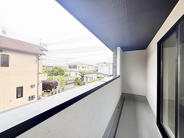 広めのバルコニーは風通しも良くお洗濯物もしっかりと干すことができます!