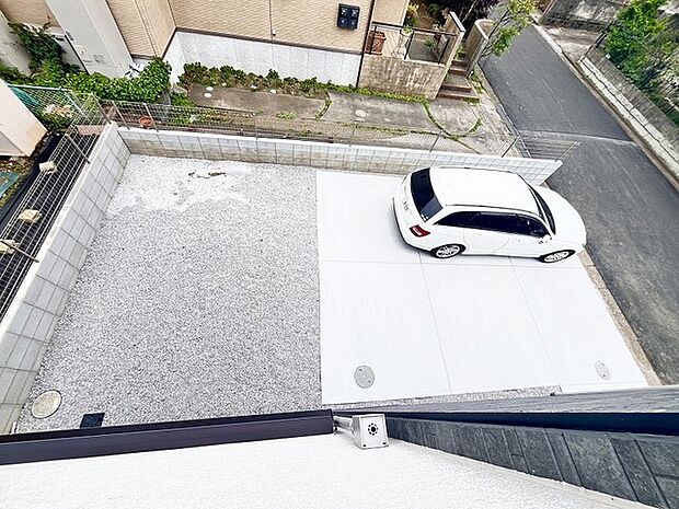 車種によりますが、駐車スペースは4台分ございます。