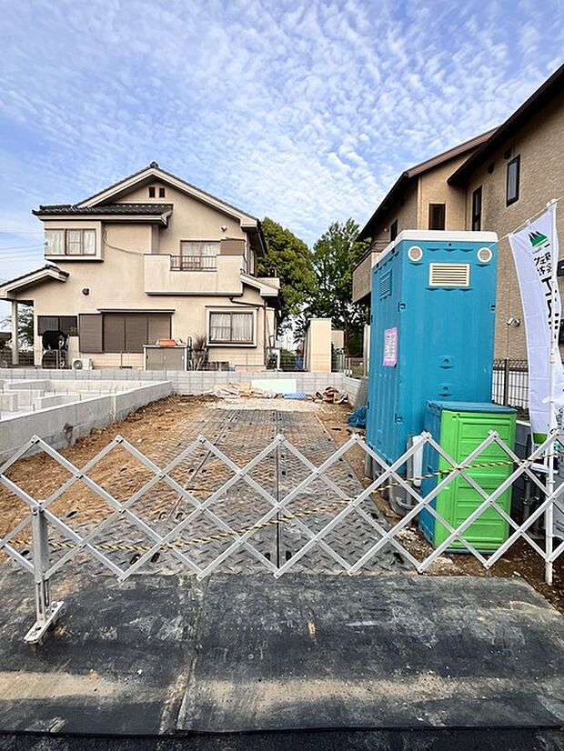 セカンドカーや来客時にも便利なカースペース3台分ございます。