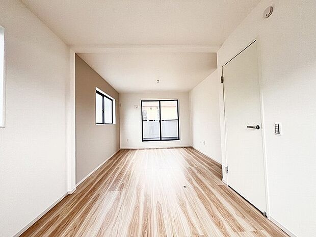 2階の14.7帖のお部屋です。お子様が小さいうちは一つのお部屋として使用して頂ても良さそうですね。