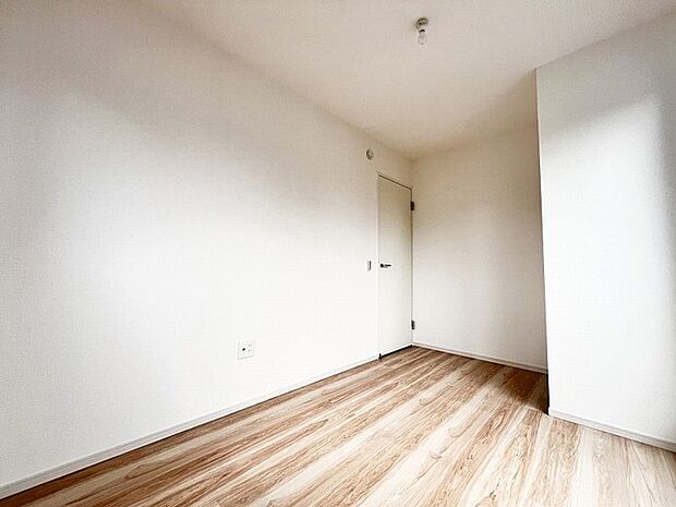今からここを誰のお部屋にしようか、そんな洋室。大きさは6.5帖です。