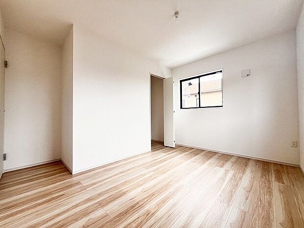 大きな開口部から明るい光が差し込む、日中の室内の明るさがこの部屋の魅力です。