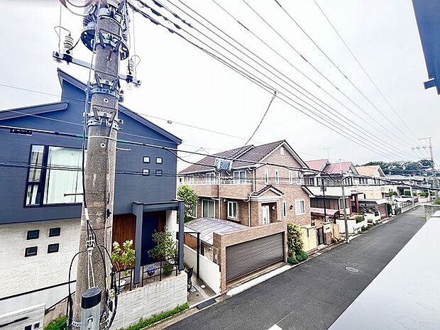 窓から眺める風景は一日の疲れを癒すヒーリングを奏でる、心地の良い時間を演出してくれます。室内も重要ですが、周りの環境もマイホーム選びの大事なポイント