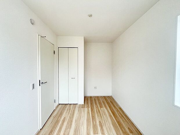 衣類の整理整頓に嬉しいクローゼット付きのお部屋。お子様のお部屋としても便利です。